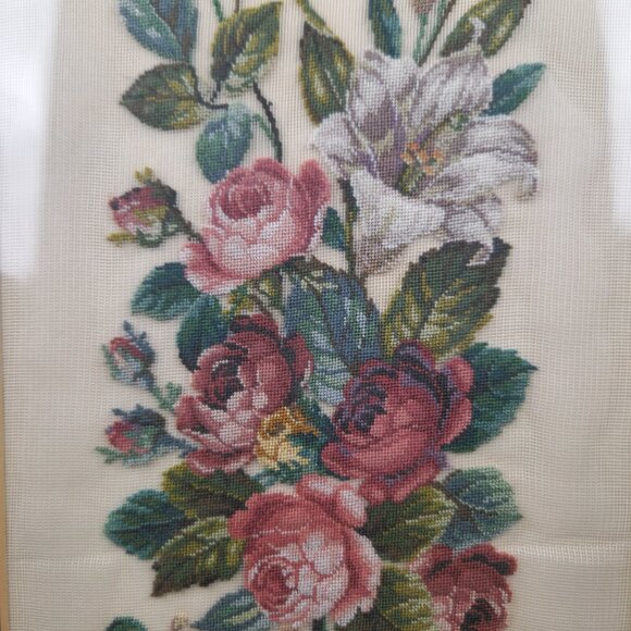 1973 Floral Needlepoint/Embroidery Art in Gold/Bronze Frame VNTG Stand NOT Incl. - Picture 4 of 14